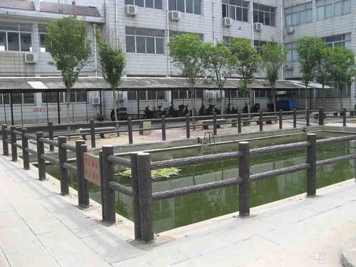 水泥護(hù)欄、仿木圍欄與澇池防護(hù)欄 多功能水泥制品的防護(hù)應(yīng)用