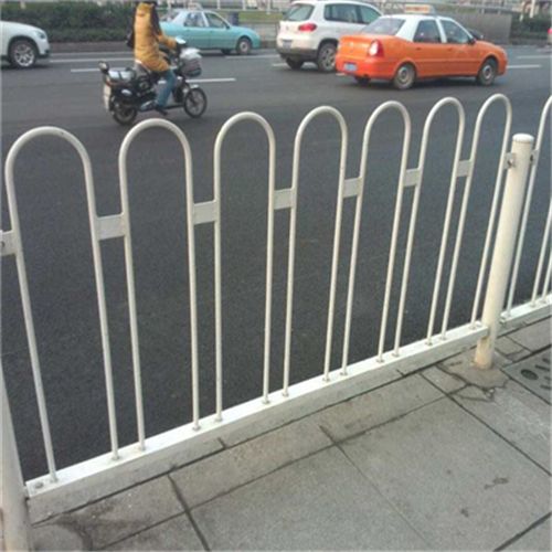 鍍鋅鋼交通護欄 提升道路安全的關(guān)鍵設(shè)施